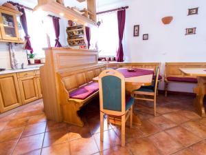 Rustic Charm Cottage Country House with Sauna - Five Bedroom Holiday Home with Sauna