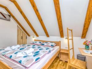 Four Bedroom Holiday House Mali Raj with Pool