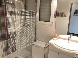 Grand 2 pièces en bord de plage avec terrasse et vue sur mer - FR-1-837-17