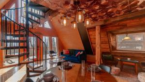 Firepit Mountain Views A-Frame in Fairview Honeycomb Hideaway by AvantStay