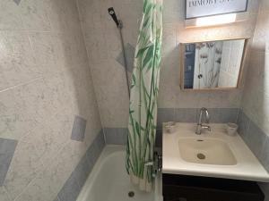 Studio cabine 4 pers, centre station, WIFI - FR-1-814-23