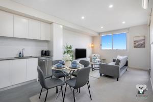 KozyGuru | Merrylands | Balcony Chic with Parking