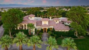 Villa Verbena by AvantStay Expansive Estate w B-ball Court PoolSpa Entertainers Yard