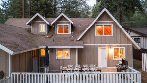 Hartwood by AvantStay Cozy Big Bear Abode w Spacious Deck Stone Fireplace