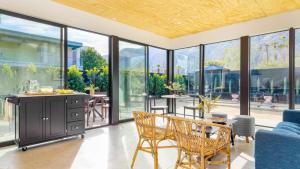 Blackhaus C: 4 Bedroom Suite by AvantStay 4-Room Retreat