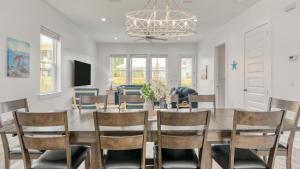 Flipper by AvantStay 18-Person Retreat w Pool