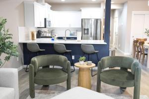 North End blue -Hot Tub - Fire Pit - Downtown -4BR