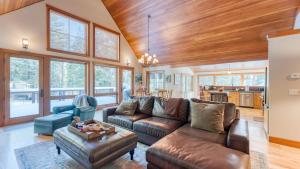 Minutes to Ski Resorts 5min Walk to Lake Sunnyside Ward Creek by AvantStay