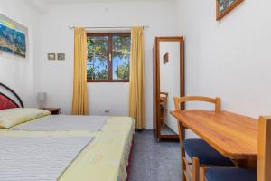 Apartments with parking space Makarska - 24464