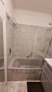 Appartement avec grande terrasse & piscine, Rez-de-jardin, Antibes