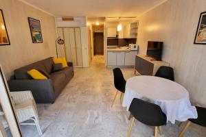 Appartement avec grande terrasse & piscine, Rez-de-jardin, Antibes