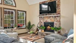 Lakeview Sunset Heaven Waterfront Escape Private Dock Firepit Game Room New Construction