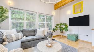 Buttercup Bay Hideaway by AvantStay Cozy Escape w Fire Pit Walk to Beach