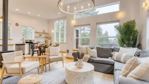 Buttercup Bay Hideaway by AvantStay Cozy Escape w Fire Pit Walk to Beach