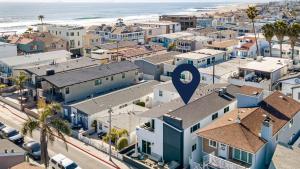 Steps to Sand 2 Homes in 1 – Sleeps 19 Outdoor Space Walk to Shops Dining