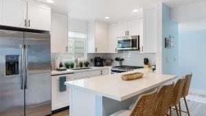 Steps to Sand 2 Homes in 1 – Sleeps 19 Outdoor Space Walk to Shops Dining