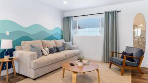 Steps to Sand 2 Homes in 1 – Sleeps 19 Outdoor Space Walk to Shops Dining