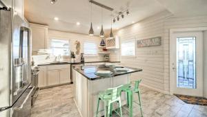 Dapper Dolphin by AvantStay Pool Game Room