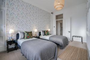 4BR 4BA Grandeur Stay by Plotseeker