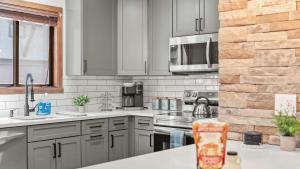 The Bears Den by AvantStay Prime Location Renovated w Movie Game Room