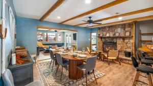 10 Mins to the Lake Hot Tub Game Room Modern Cabin Bearpaw by AvantStay