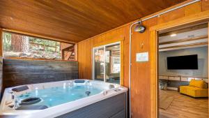 10 Mins to the Lake Hot Tub Game Room Modern Cabin Bearpaw by AvantStay