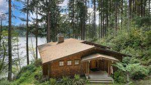 Goss Lake Chalet by AvantStay Lakefront w Dock Fire Pit Outdoor Dining Area - Ubytování bez kategorie ve městě Langley