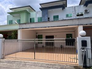 Golden Hill Villa by Azhara Homestay