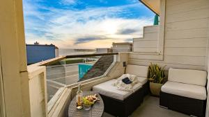 2 Cayucan Bungalows Steps to Beach Shared Lounge Sleeps 12