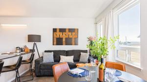 2 Cayucan Bungalows Steps to Beach Shared Lounge Sleeps 12