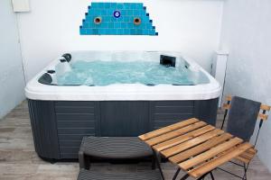 B&B / Chambres d'hotes Maison Saint Louis avec Jacuzzi : photos des chambres