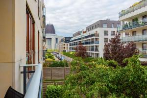 Teodorowicza Elegant Apartment with Parking in Warsaw by Noclegi Renters