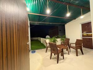 Spacious 2 Bedroom apartment -Rooftop Grass, 300m to Assi Ghat