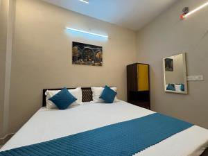 Spacious 2 Bedroom apartment -Rooftop Grass, 300m to Assi Ghat