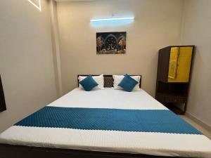 Spacious 2 Bedroom apartment -Rooftop Grass, 300m to Assi Ghat