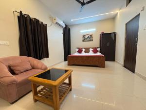 Spacious 2 Bedroom apartment -Rooftop Grass, 300m to Assi Ghat