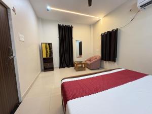 Spacious 2 Bedroom apartment -Rooftop Grass, 300m to Assi Ghat