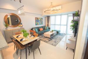 Luxury 120sqm suite Uptown BGC with spectacular balcony view