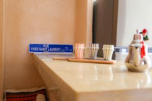 Stylish YSL Street 2-BDR, parking, hi speed wifi