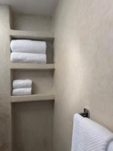 Stylish YSL Street 2-BDR, parking, hi speed wifi