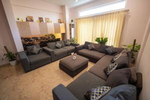 Luxury 4BHK Retreat with Netflix, Balcony & Family Stay