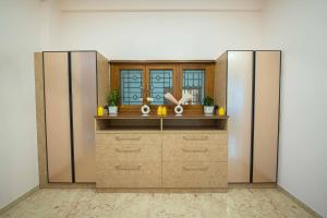 Luxury 4BHK Retreat with Netflix, Balcony & Family Stay