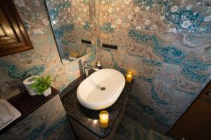 Luxury 4BHK Retreat with Netflix, Balcony & Family Stay