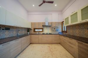 Luxury 4BHK Retreat with Netflix, Balcony & Family Stay