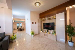 Luxury 4BHK Retreat with Netflix, Balcony & Family Stay