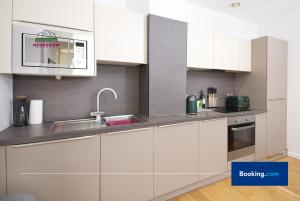 Premium Deals on Modern 2 -Bed 2-Bath Central City for Movers & Pros by Hedgerow l Embrace comfort and ease with our inviting 2 bedroom apartment l Attractions like Science and Industry Museum, Manchester Museum & Manchester Art Gallery