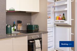 Premium Deals on Modern 2 -Bed 2-Bath Central City for Movers & Pros by Hedgerow l Embrace comfort and ease with our inviting 2 bedroom apartment l Attractions like Science and Industry Museum, Manchester Museum & Manchester Art Gallery