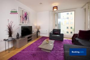 Premium Deals on Modern 2 -Bed 2-Bath Central City for Movers & Pros by Hedgerow l Embrace comfort and ease with our inviting 2 bedroom apartment l Attractions like Science and Industry Museum, Manchester Museum & Manchester Art Gallery