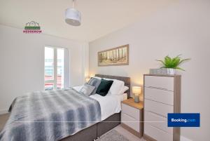 Last-Minute Offer l Exclusive Deal on 2-Bed, 2-Bath for 4! l Manchester City Loft by Hedgerow