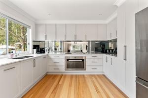 Umina Beachside Getaway - Hot Tub - 5 Bedrooms